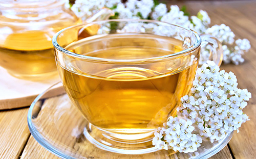 Чашка золотистого чаю и пенка нежных цветов