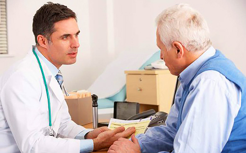 Пожилой пациент внимательно слушает врача приятной наружности