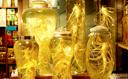 Склянки и банки с природным золотом внутри