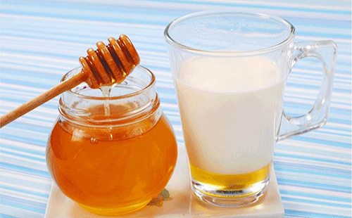 Золотистый мёд и стакан молока